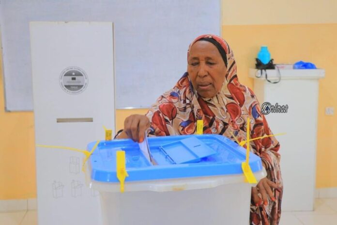 #PuntlandDecides: An elderly woman casts her vote in Bosaso as Puntland residents vote in a historic election on Thursday.