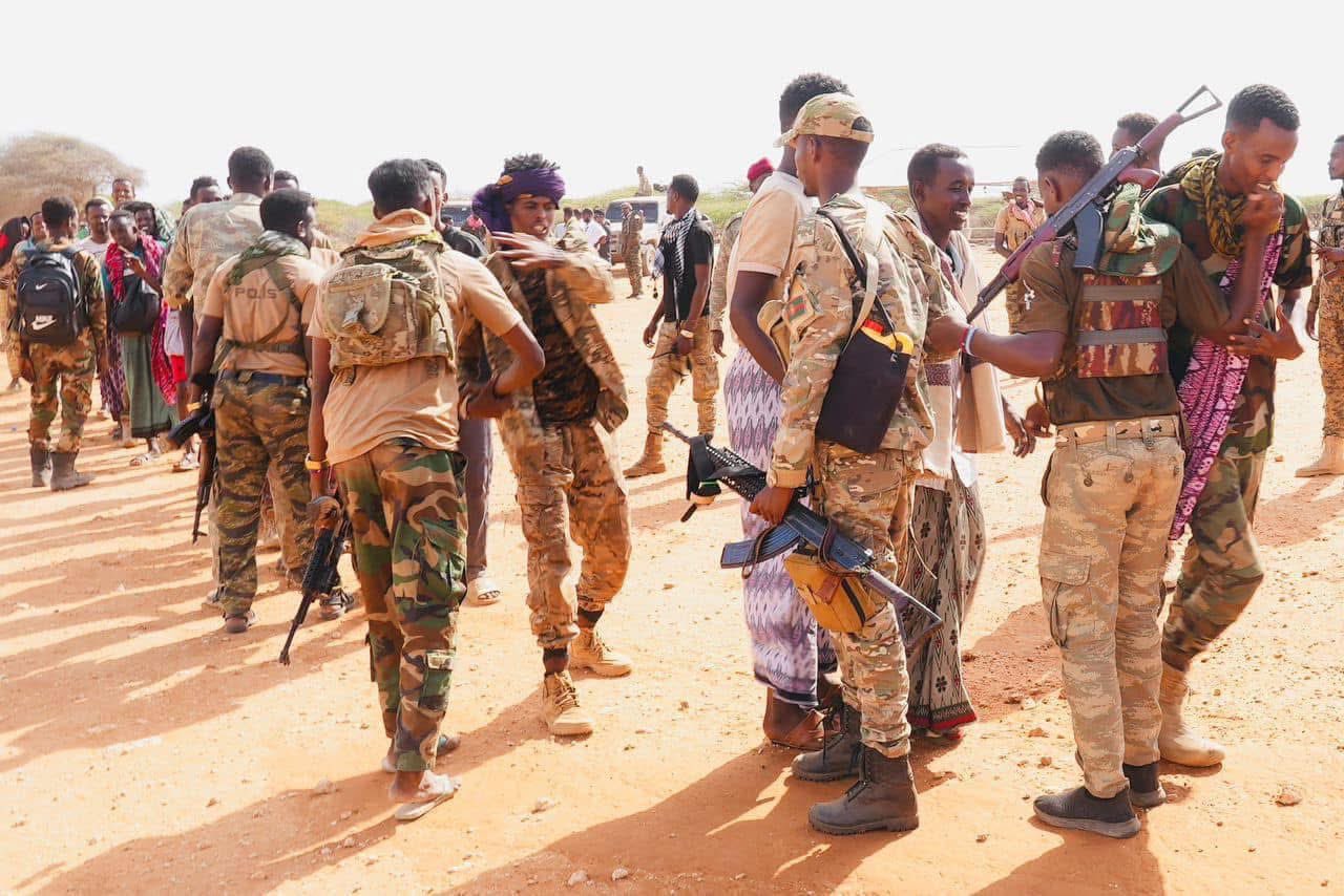 Jubbaland forces in Raaskaambooni after defeating the Somalia federal forces and captured hundreds of them.