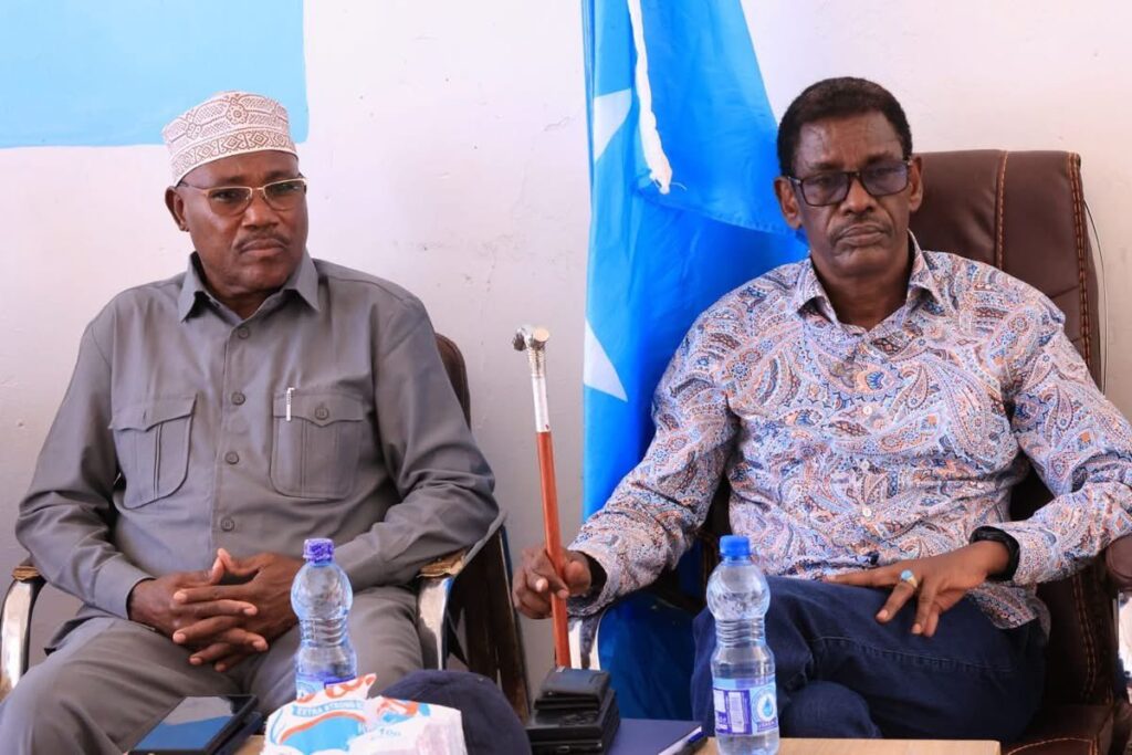 Arriving in Garbaharey, Gedo’s provincial capital, Somalia Minister Abdullahi Fartaag (right) held meetings with clan elders and mobilized local forces.