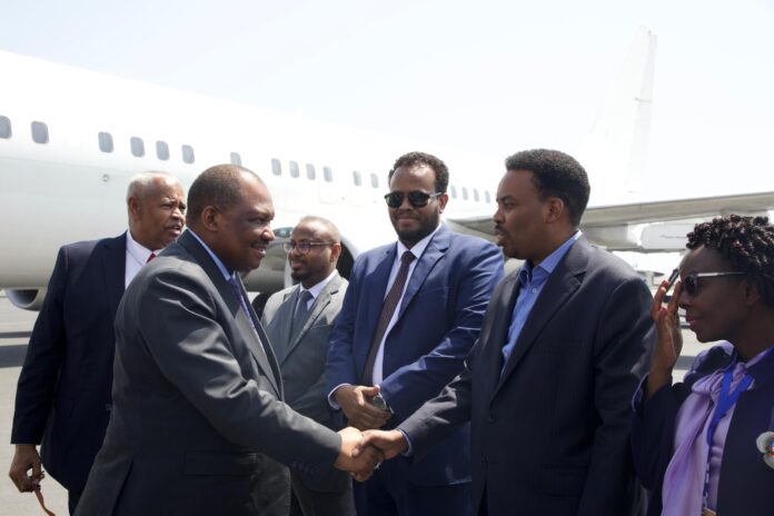 During a high-level Tanzanian delegation's visit to Mogadishu, both nations pledged to resume direct flights and signed a series of agreements. The delegation, led by Tanzania’s Foreign Minister Mahmoud Thabit Kombo, included key ministers and heads of the Tanzanian intelligence service and defense forces.