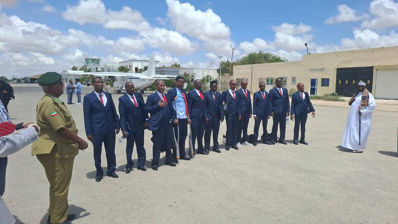 Traditional elders, led by King Osman Mohamud Buurmadow of the Isaaq clan, accompanied the Puntland returnees aboard a chartered flight. Traditional elders, led by King Osman Mohamud Buurmadow of the Isaaq clan, accompanied the Puntland returnees aboard a chartered flight.