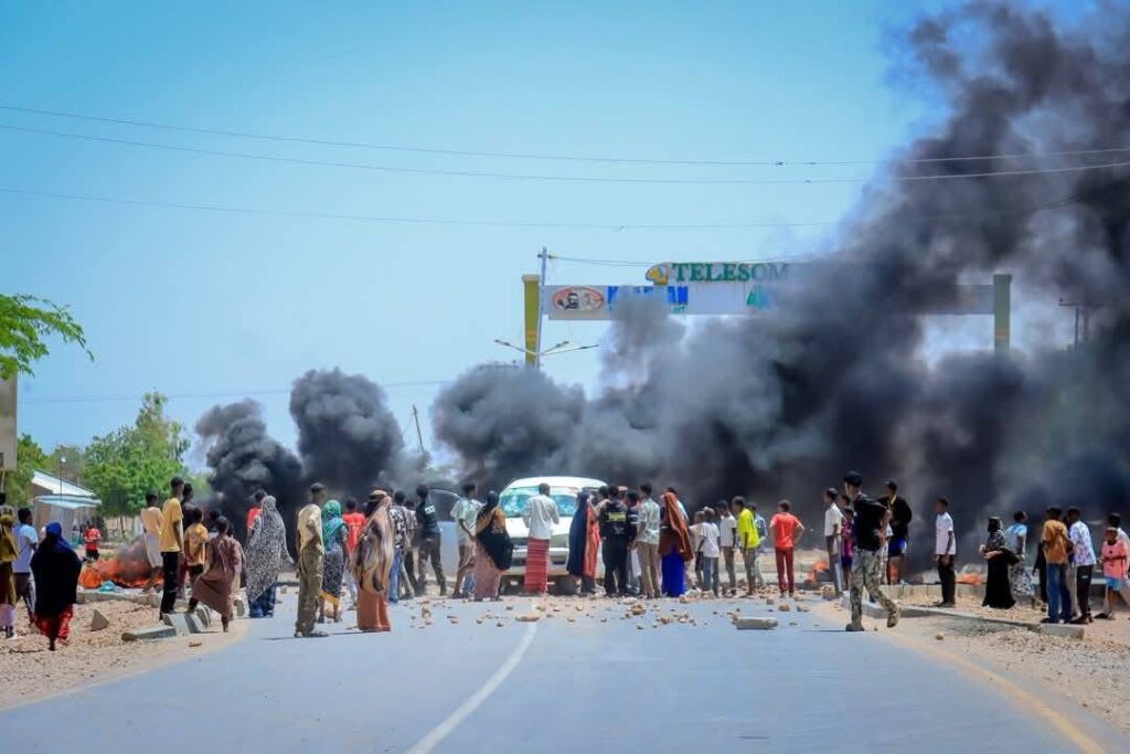 The unrest began on Thursday after rumors spread that the Somaliland government was planning to release prisoners from SSC-Khaatumo held in Burao. The government quickly denied these claims.
