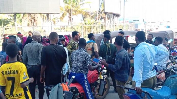 Armed officers from the Mogadishu police and NISA were seen dispersing women protesting against sexual violence in Mogadishu, while also arresting journalists covering the event on 29 March 2025. | PHOTO / Courtesy SJS.