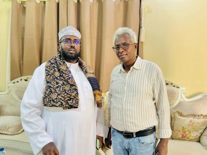 Puntland Interior Minister, Sbdi Farah Said (right) met King Osman Buurmadow (left) in Garowe. Puntland Interior Minister, Sbdi Farah Said (right) met King Osman Buurmadow (left) in Garowe.