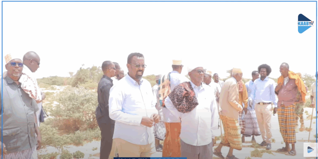 Elders gather outside Garowe on Wednesday to mark the end of 17-year-old fued between Kaskii Qabe and Reer Mohamud clans.