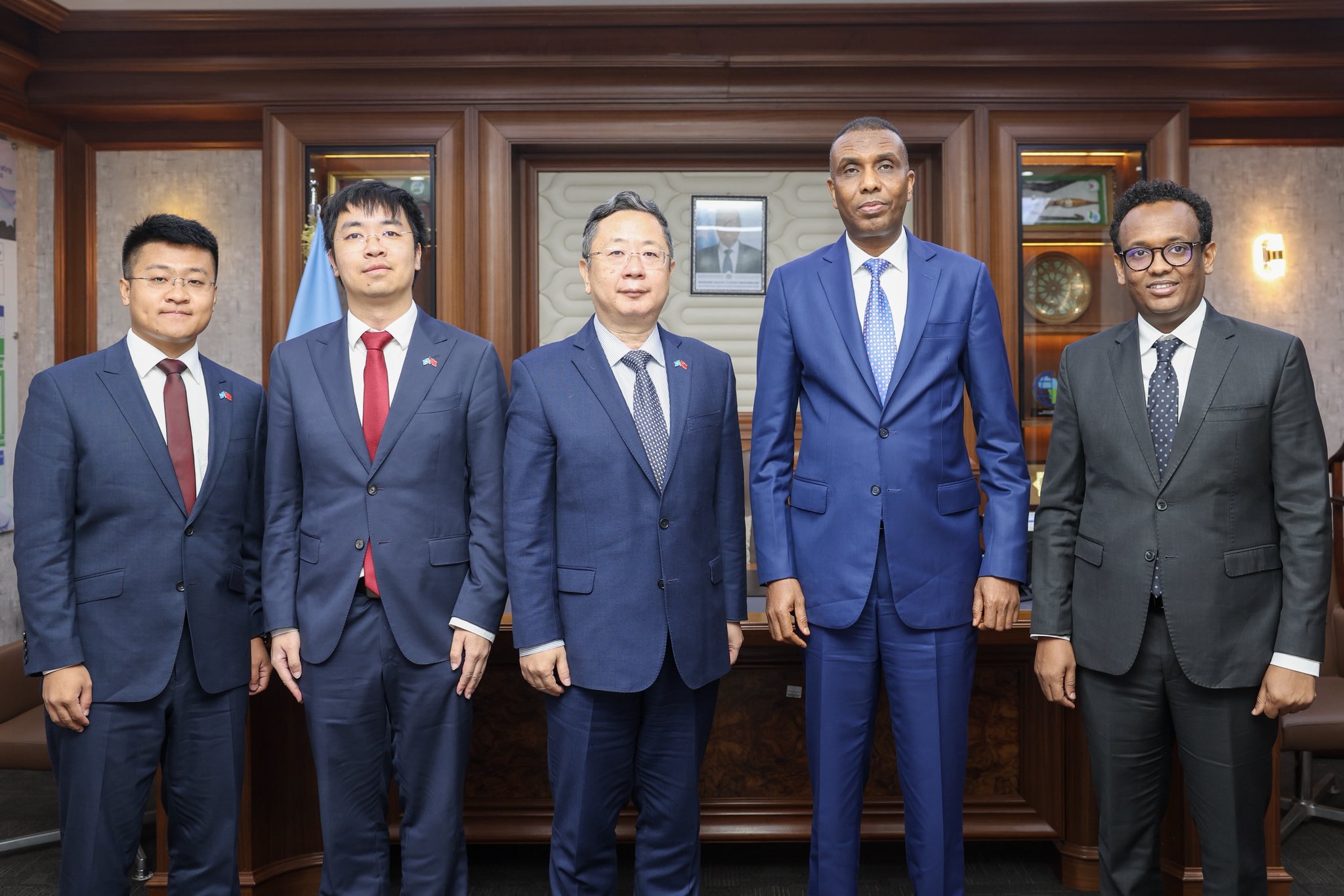 On Saturday, PM Hamza Barre announced that he met Chinese Embassy officials in Mogadishu.