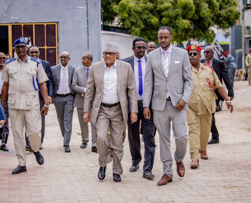 Somaliland President Abdirahman Abdillahi Irro (centre) announces suspension of price hike made by local telecom companies.