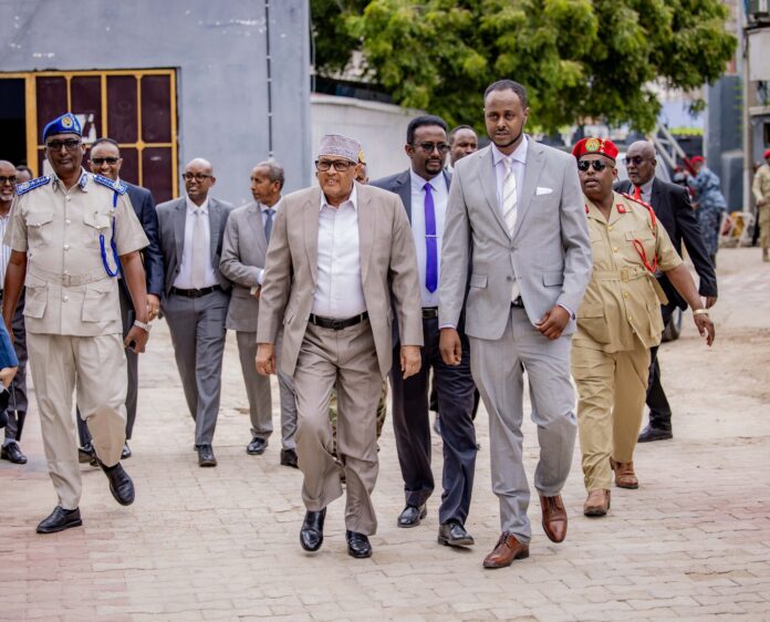 Somaliland President Abdirahman Abdillahi Irro (centre) announces suspension of price hike made by local telecom companies.