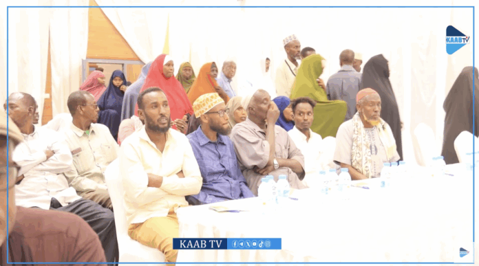 Displaced Mogadishu families accuse President Hassan Sheikh Mohamud of land seizures and vowed to protest on the streets as they meet opposition members.