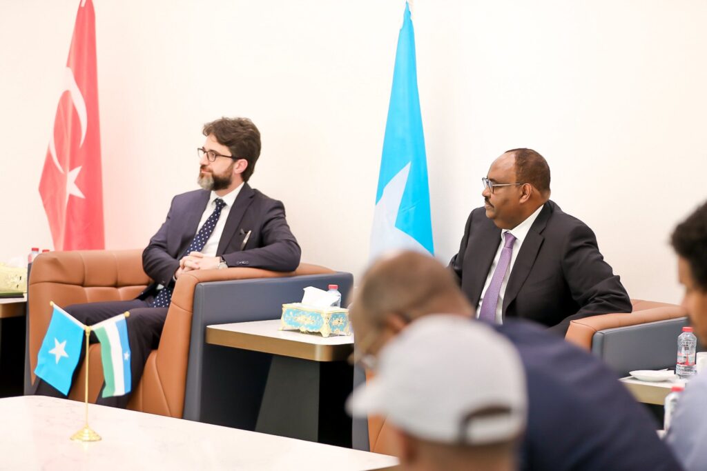 The Turkish Ambassador to Somalia, Alper Aktaş, along with military officials from the Turkish Embassy in Mogadishu, arrived in Bosaso on Monday and held discussions with Puntland President Said Abdullahi Deni.