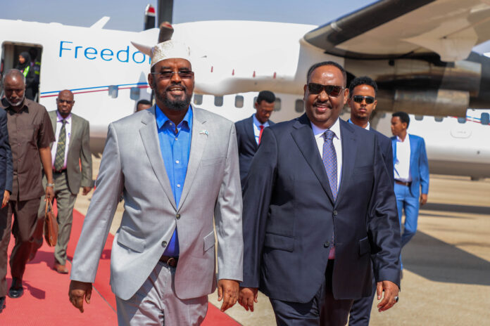 The leaders of Puntland, Sa'id Abdullahi Deni (right) and Jubbaland, Ahmed Madobe (left).