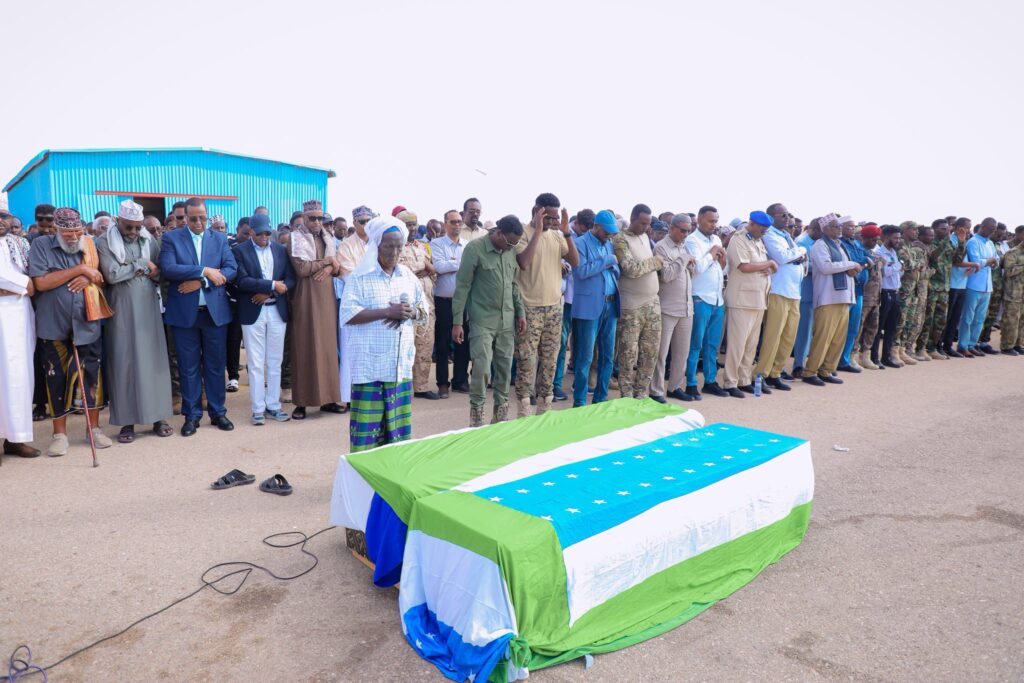 General Abdi Ali Qarjab (Qalyare), who served as the commander of Puntland’s Second Battalion, was buried in Garowe, the capital of Puntland, on Tuesday after being killed in a roadside bomb explosion