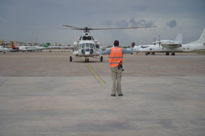 MOGADISHU (Kaab TV) - A United Nations-contracted helicopter made an emergency landing in Hiindhere, a town in central Somalia’s Galgadud region on Monday, resulting the terror group to seize it.