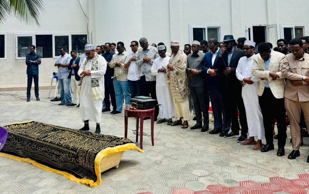 Opposition leaders performed the funeral prayer for Liban Hashi Isse, who was killed in the Warta Nabadda police station attack.