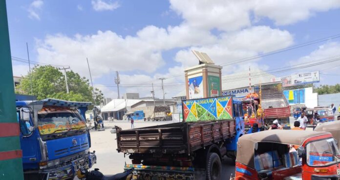Today, angry residents blocked Hoosh Road leading to the Ex-Control Afgooye intersection, where armed militias recently set up checkpoints to demand money from passing traffic