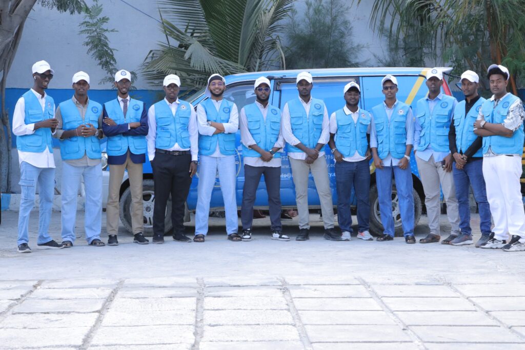 Somali Teacher's and Staff Pose for A Photo |PHOTO FACEBOOK.