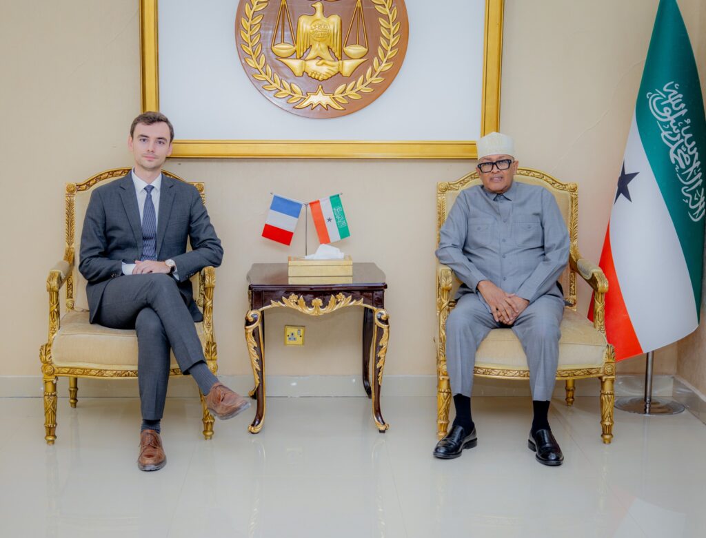 The President of Somaliland, Abdirahman Mohamed Abdillahi Irro on Sunday held an important diplomatic meeting at the Presidential Palace with the Deputy Ambassador of France to Kenya, Romain Joly.