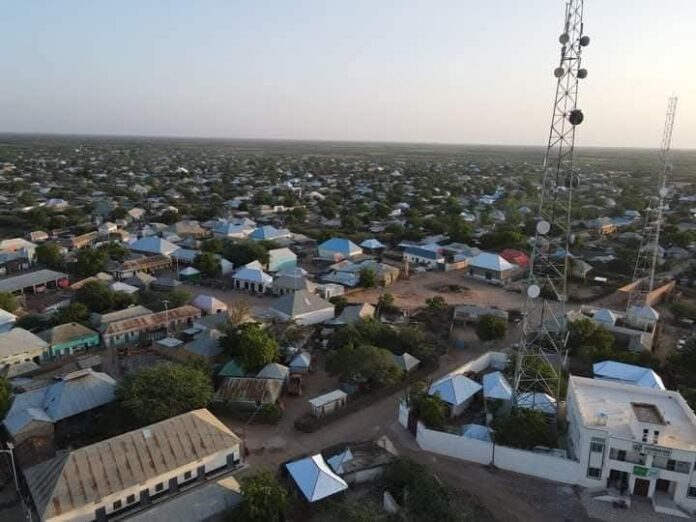 Tensions erupted in Jalalaqsi District after a man reported to be a traditional elder (Nabadoon) was arrested, affecting security and disrupting the district administration’s operations.