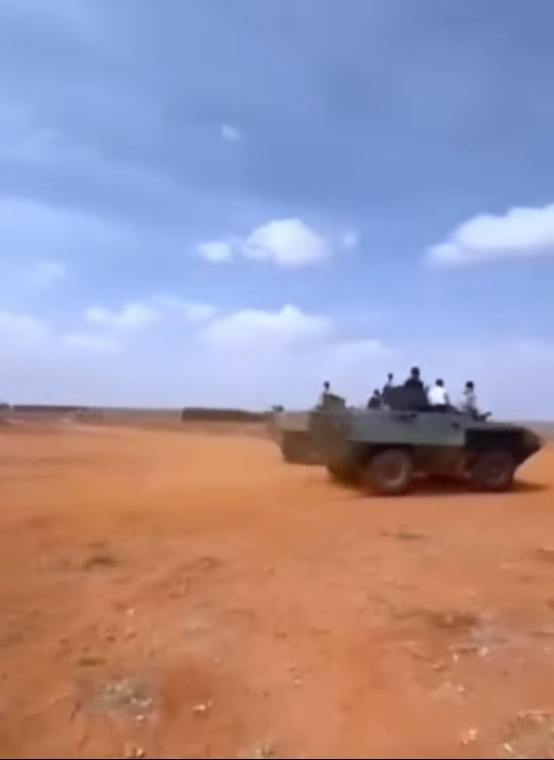 Maleeshiyaadka Galgaduud oo adeegsanaya gawaarida gaashaaman.