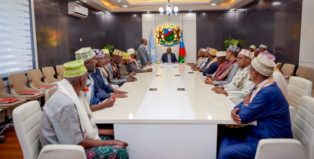 Photo: Southwest State President Abdiaziz Hassan Mohamed “Laftagareen” meets clan elders in Baydhabo as part of preparations for the upcoming state elections.