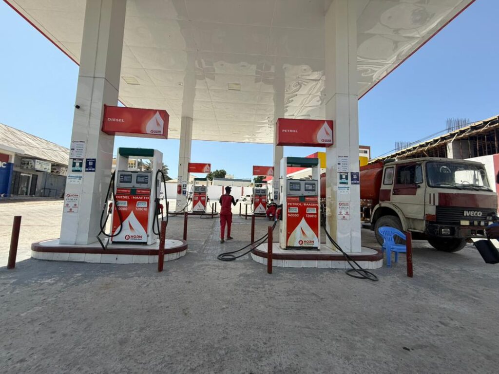 In Mogadishu, fuel and cooking gas prices have risen by nearly 67%, according to residents who spoke to Kaab TV.
