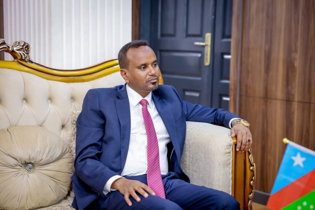 The Mayor of Baidoa City, Abdullahi Ali Watiin, has reportedly been placed under house arrest after being suspected of helping facilitate the movement of forces loyal to former President Laftagareen