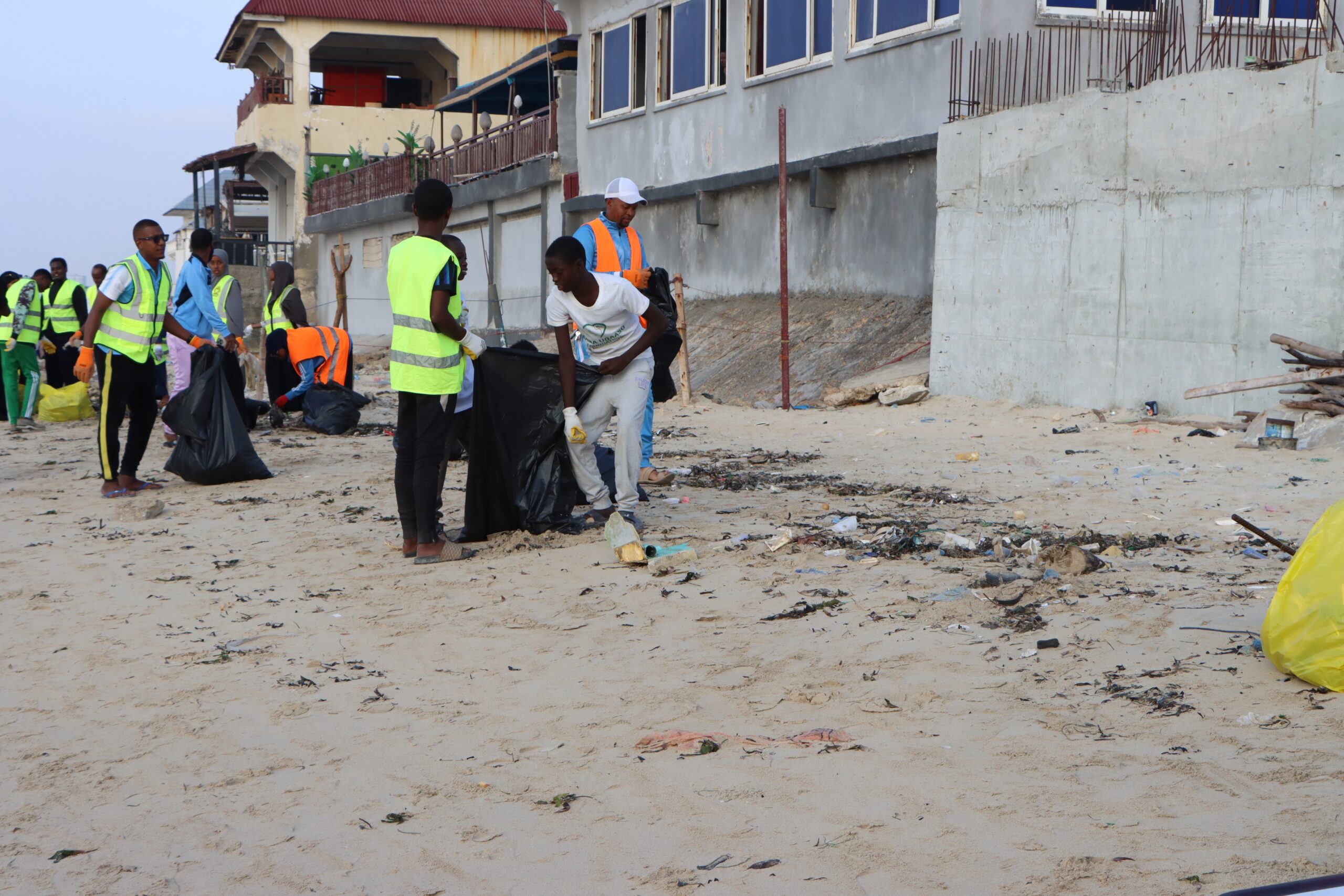 Every weekend, a new generation of Somali students arrives at Liido Beach with bin bags and determination — reclaiming their coastline one handful of rubbish at a time. | PHOTO/Said Yusuf Warsame.