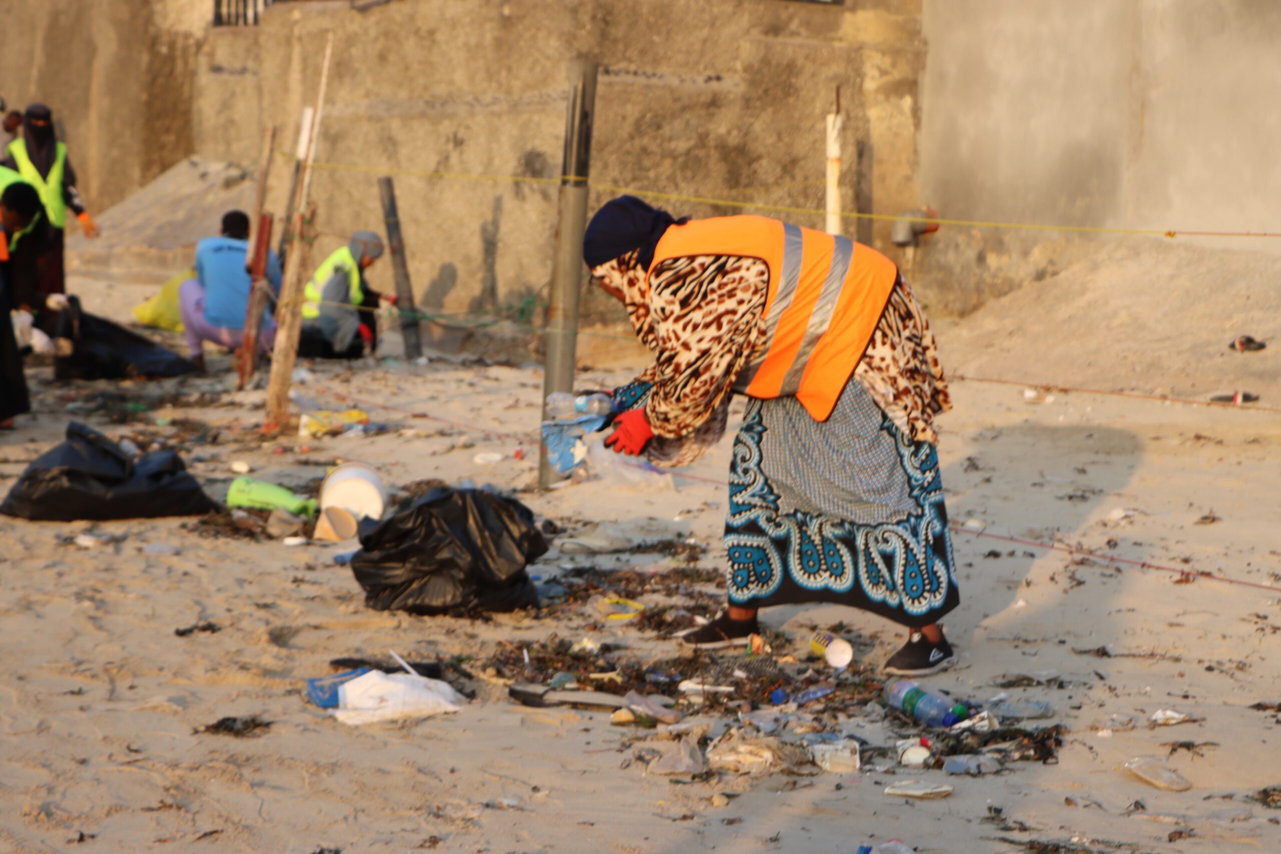 Every weekend, a new generation of Somali students arrives at Liido Beach with bin bags and determination — reclaiming their coastline one handful of rubbish at a time. | PHOTO/Said Yusuf Warsame.
