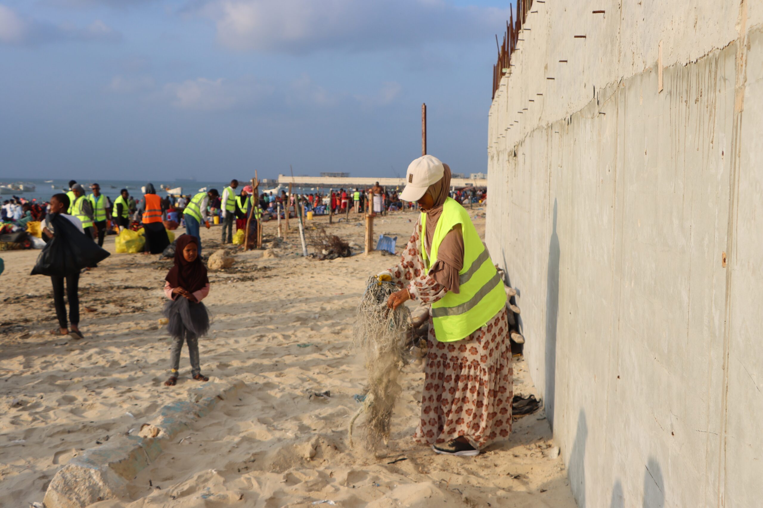 Every weekend, a new generation of Somali students arrives at Liido Beach with bin bags and determination — reclaiming their coastline one handful of rubbish at a time. | PHOTO/Said Yusuf Warsame.