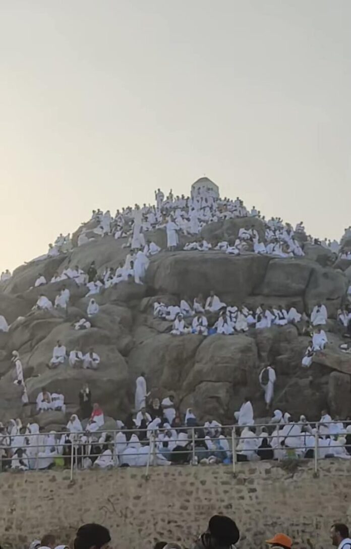 Nearly 2 Million Pilgrims Continue Streaming Toward Mount Arafat for Hajj Rituals