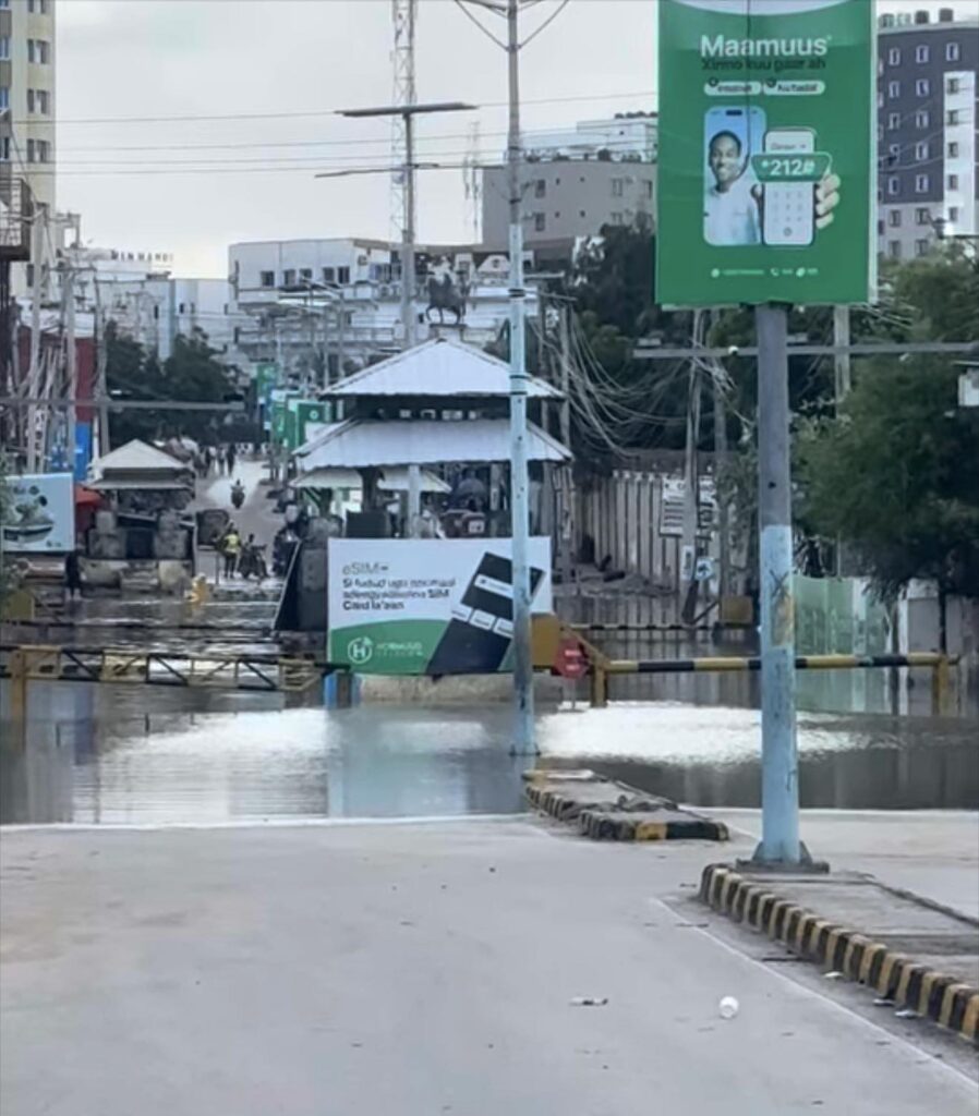Heavy Rainfall Hits Mogadishu Bringing Traffic to a Standstill