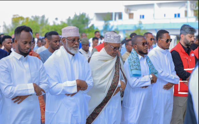 Jubaland President Ahmed Madobe Performs Eid al-Adha Prayers With Residents in Kismayo (PHOTOS)