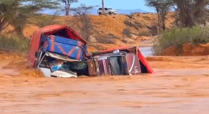 Puntland: Vehicles Swept Away by Floodwaters in Eeldaahir