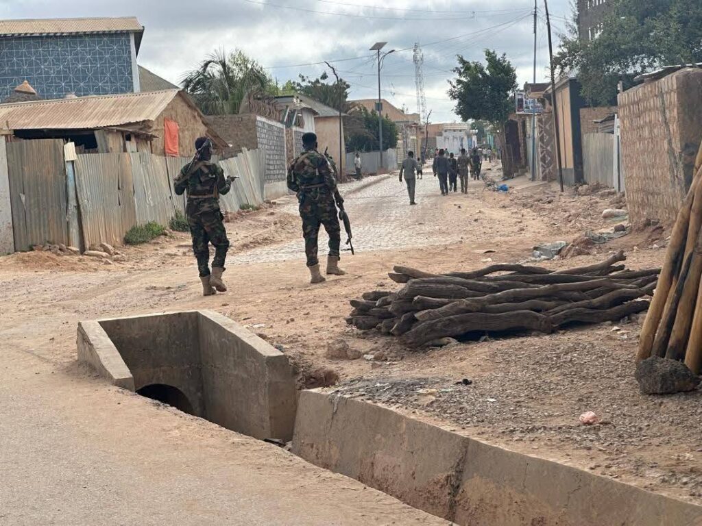 Rival forces clash inside Baidoa as political dispute escalates into armed conflict.