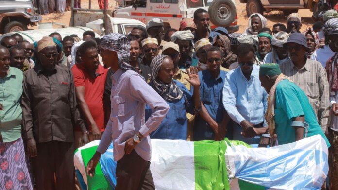 The funeral was also attended by the First Deputy Governor of Mudug Region, Abdulqadir Warsame Kooshin, the regional coordinator of the Ministry of Interior, senior police and security officials, the Jarriiban district administration, traditional elders, religious leaders, and hundreds of local residents.