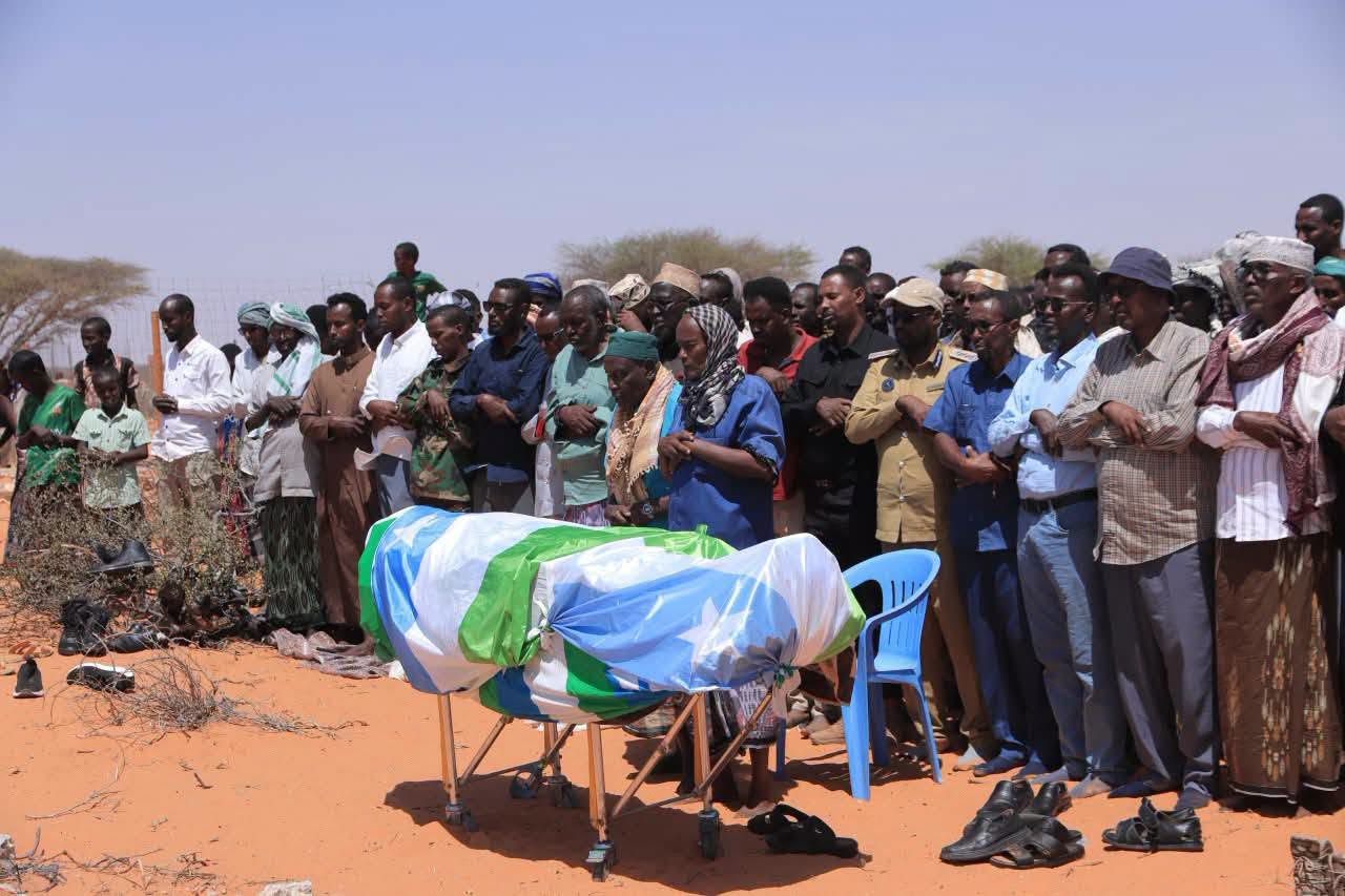 The funeral was also attended by the First Deputy Governor of Mudug Region, Abdulqadir Warsame Kooshin, the regional coordinator of the Ministry of Interior, senior police and security officials, the Jarriiban district administration, traditional elders, religious leaders, and hundreds of local residents.