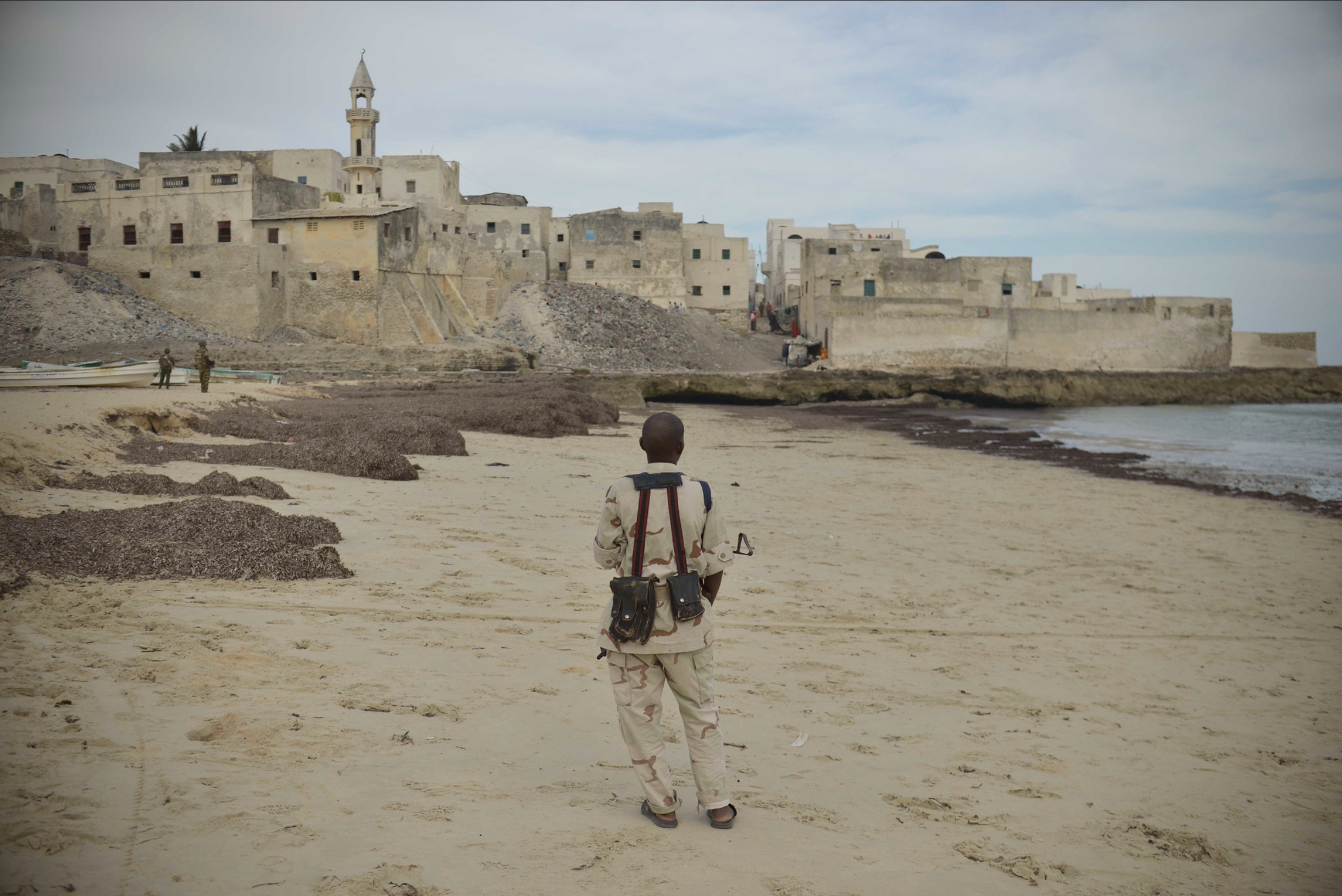 Armed Somali military man standing near the coast of Marka town. | Photo/AU /UN. Armed Somali military man standing near the coast of Marka town. | Photo/AU /UN.