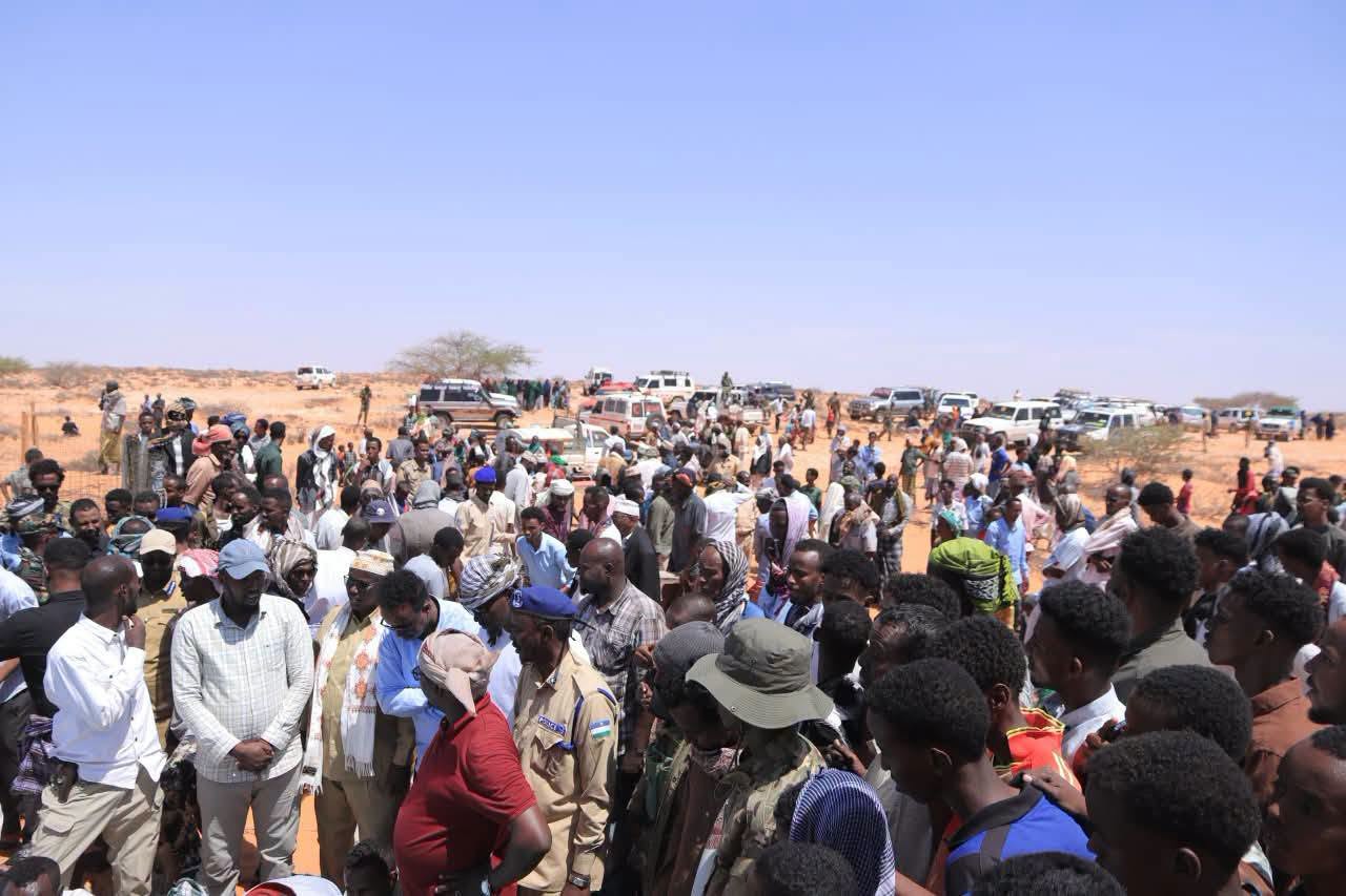 The funeral was also attended by the First Deputy Governor of Mudug Region, Abdulqadir Warsame Kooshin, the regional coordinator of the Ministry of Interior, senior police and security officials, the Jarriiban district administration, traditional elders, religious leaders, and hundreds of local residents.